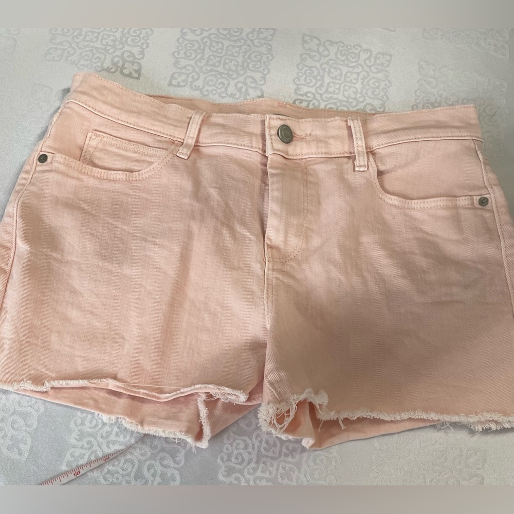 Old Navy women. Pink Denim shorts size 8 . 87% cotton 12% polyester new no tag